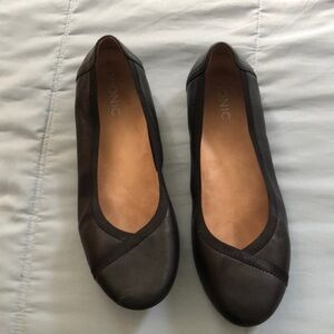 Vionic black flats